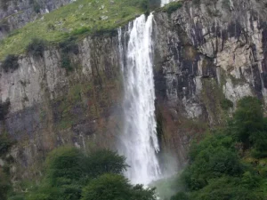 La leyenda de las Anjanas Cascada Nacimiento del Río Asón Cantabria